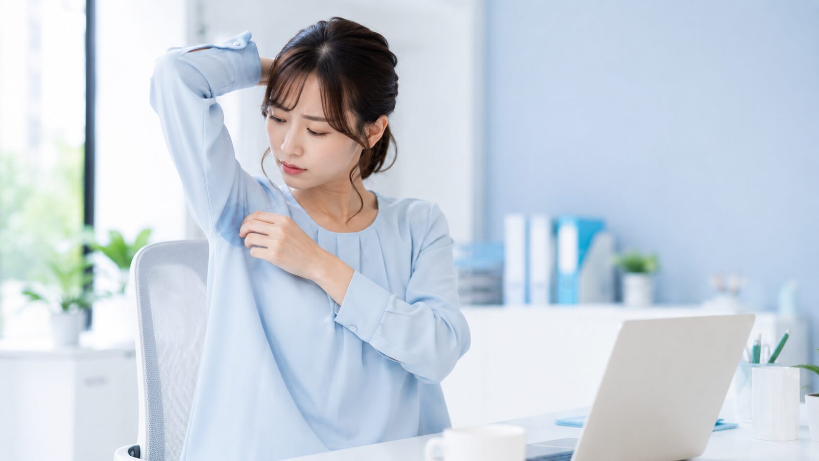 ワキガをセルフチェックする女性｜オフィスでふと脇の臭いが気になるシーン（基礎知識の導入カット）