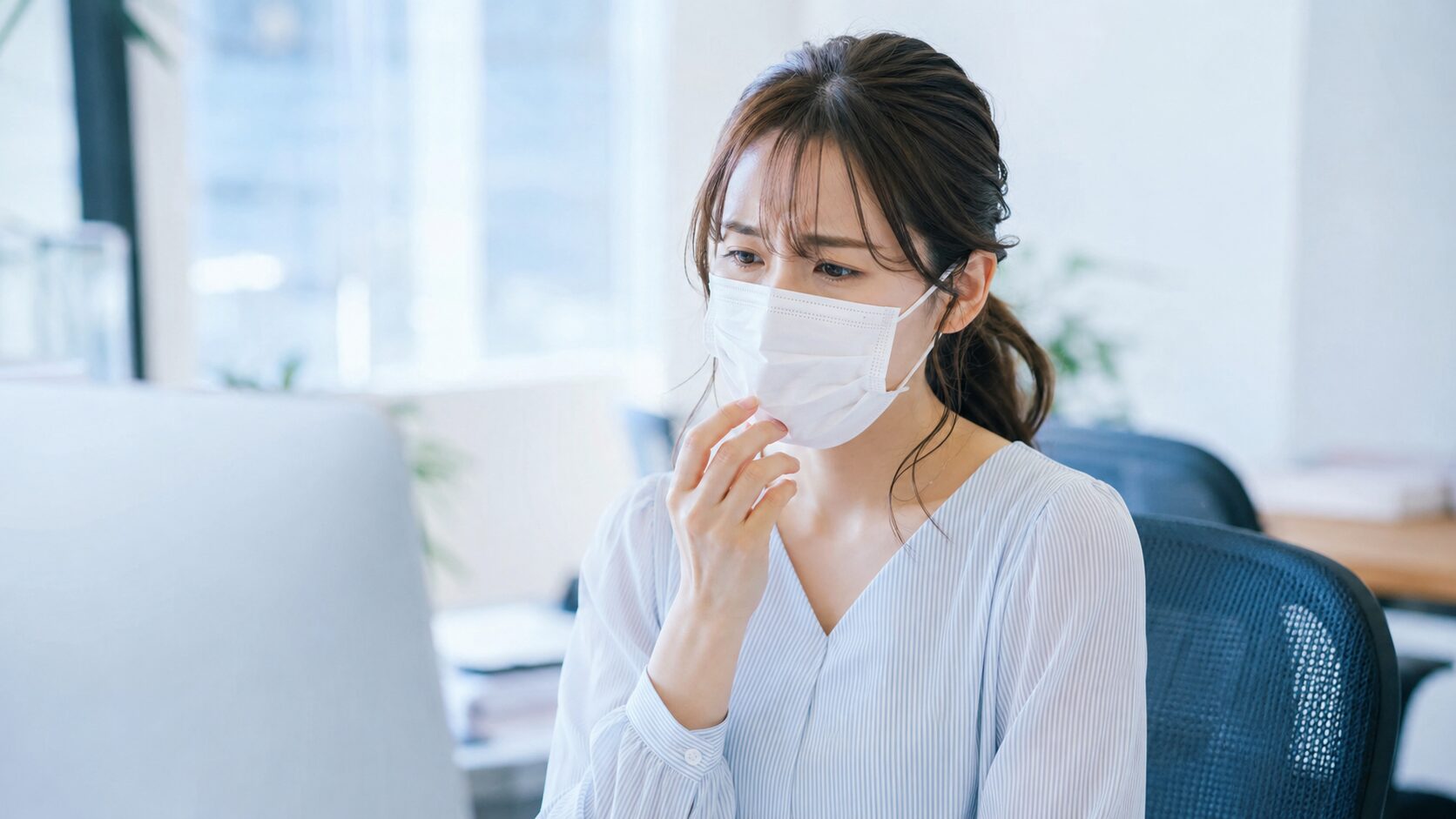 マスク着用時に口臭が気になる女性｜乾燥や息のこもりで不安を感じる場面