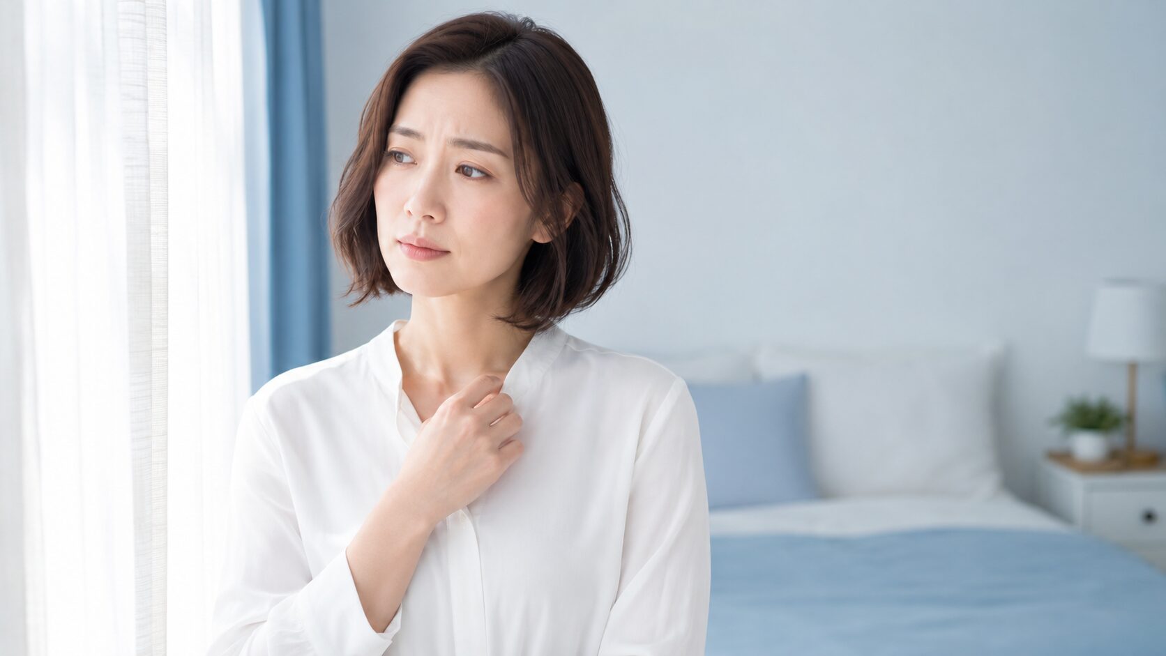 女性の体臭セルフチェックのイメージ｜30代女性が襟元のニオイを気にする様子