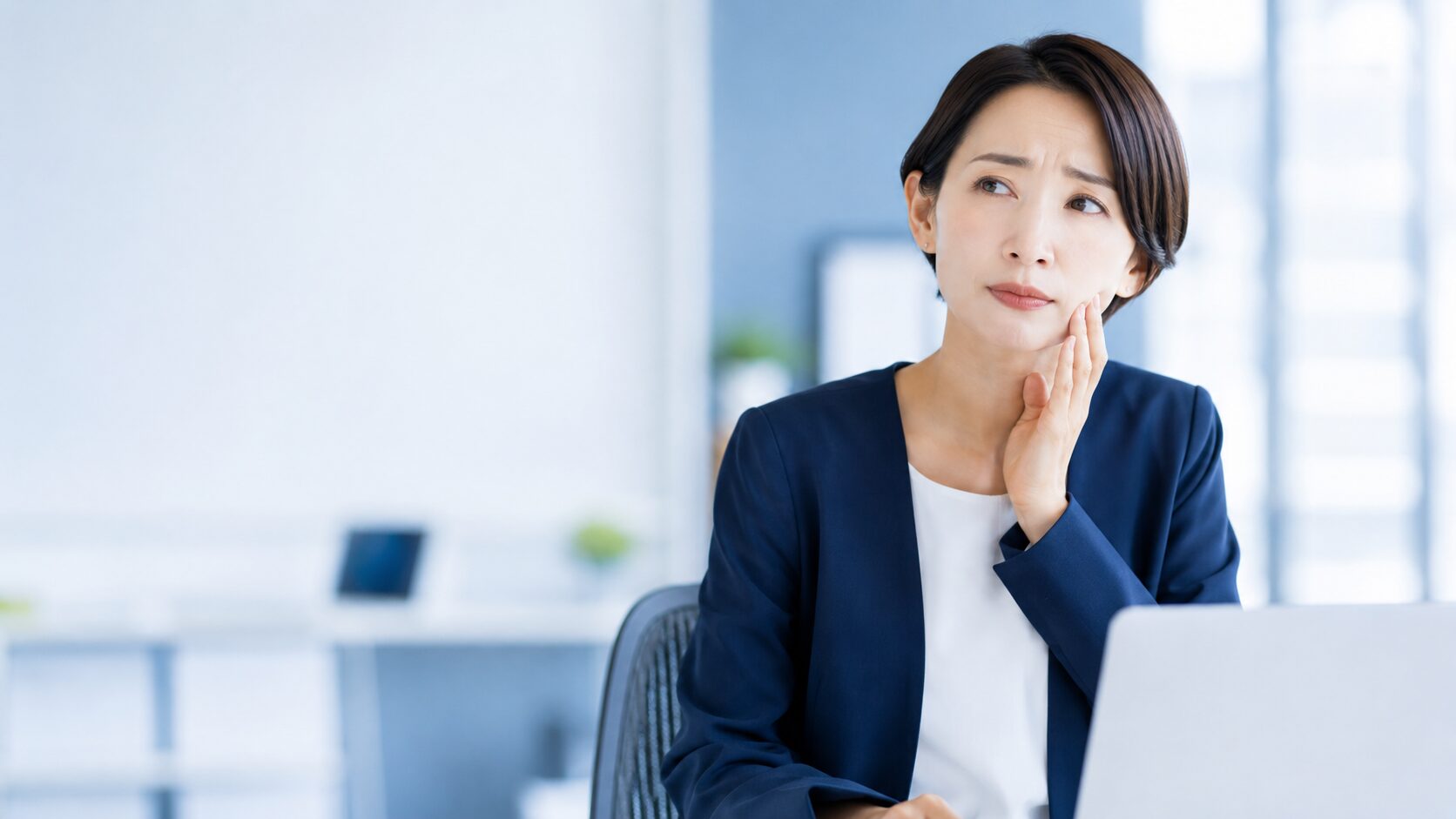 唾液を増やす方法のセルフチェック｜口の乾き・口臭が気になる女性