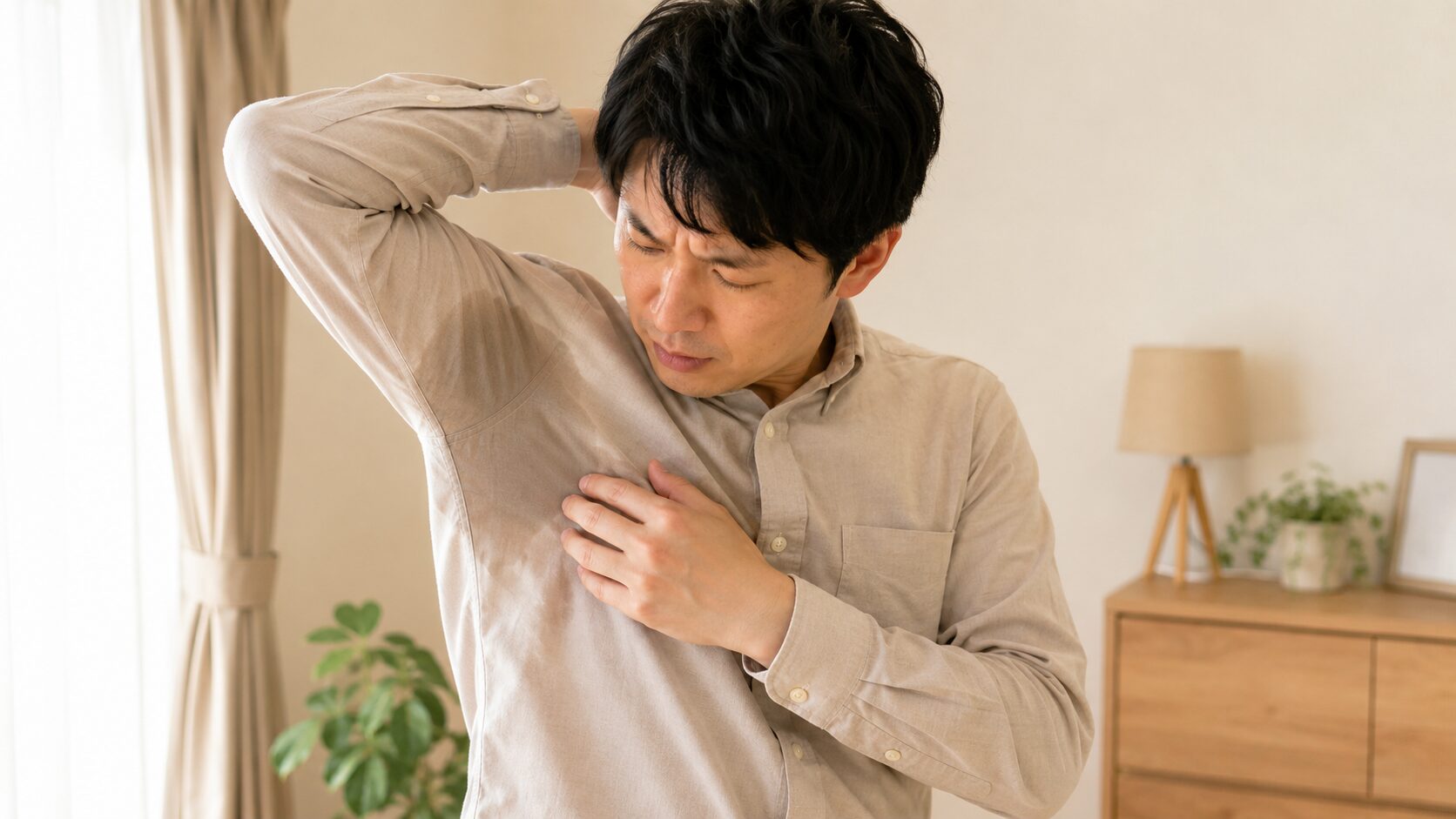 汗とニオイが気になるビジネスマン｜消臭インナーで上半身の汗臭対策