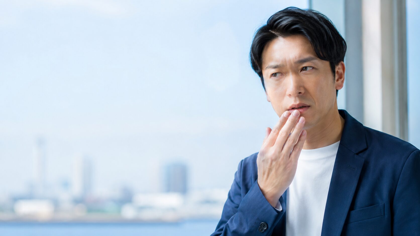 タバコの口臭を気にする男性｜喫煙後に口元を気にして自分のニオイをセルフチェックする様子